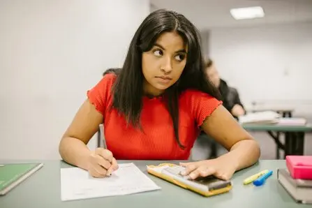 Studentessa impegnata nello svolgimento delle prove di esame.